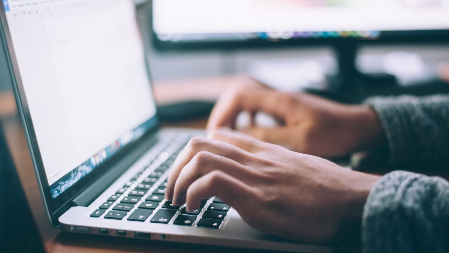 Grammarly agora revisa e reescreve textos em português